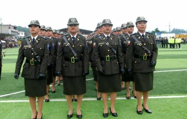 Se graduó la primera promoción de 106 policías indígenas amazónicas. 12