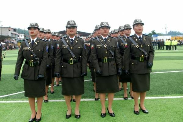 Se graduó la primera promoción de 106 policías indígenas amazónicas. 1