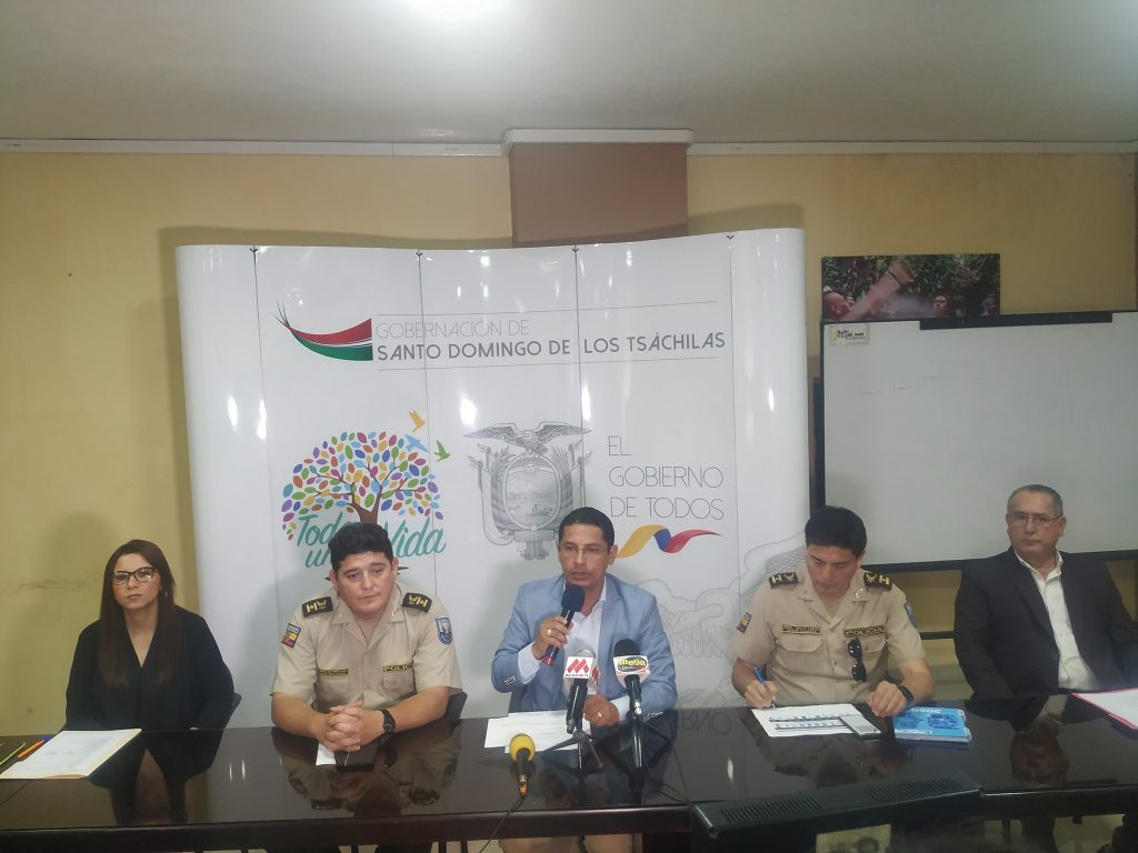 Gobernador de la provincia Tsa'chila Rodrigo García, presenta nuevo jefe policial Sto Dgo. 1
