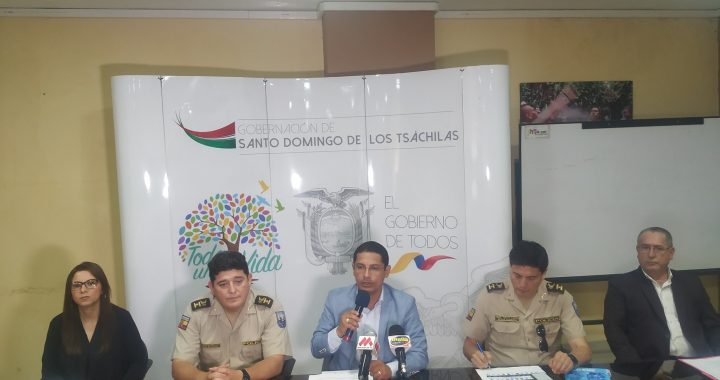Gobernador de la provincia Tsa'chila Rodrigo García, presenta nuevo jefe policial Sto Dgo. 18
