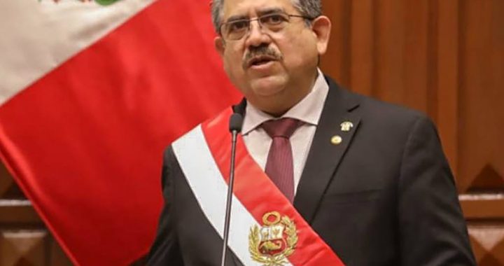 Manuel Merino renuncia a la Presidencia de facto tras asesinatos en marcha. 18