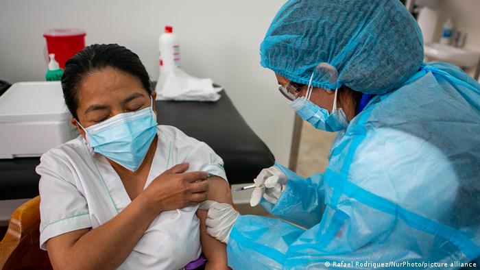 El Banco Mundial aprueba US$150 millones para apoyar la vacunación contra la COVID-19 en Ecuador. 1